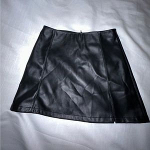 FAUX LEATHER BLACK SKIRT